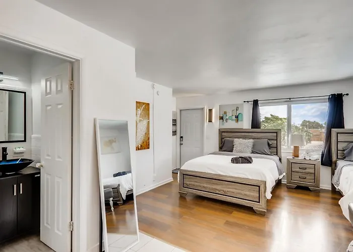 Coral Sands Huge Studio W/ 2 Queen Beds!